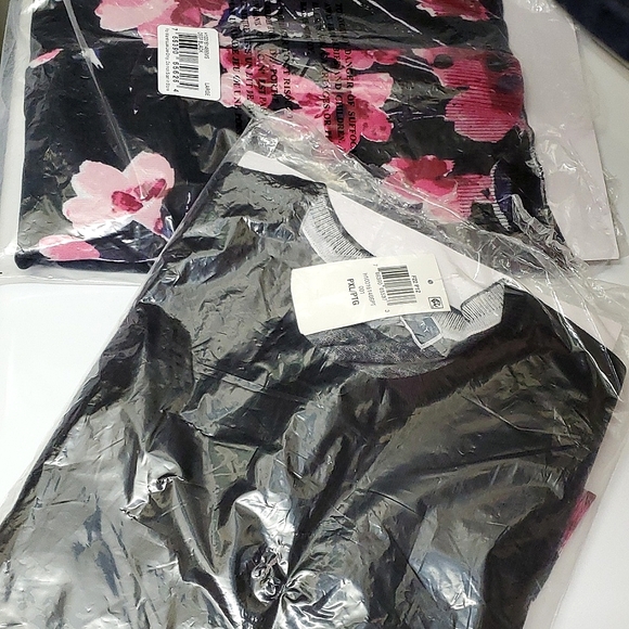 Karen Scott Daniella Relaxed-Fit Black w/ Pink Floral Button-Up Cardigan(L, PXL) - Picture 6 of 8